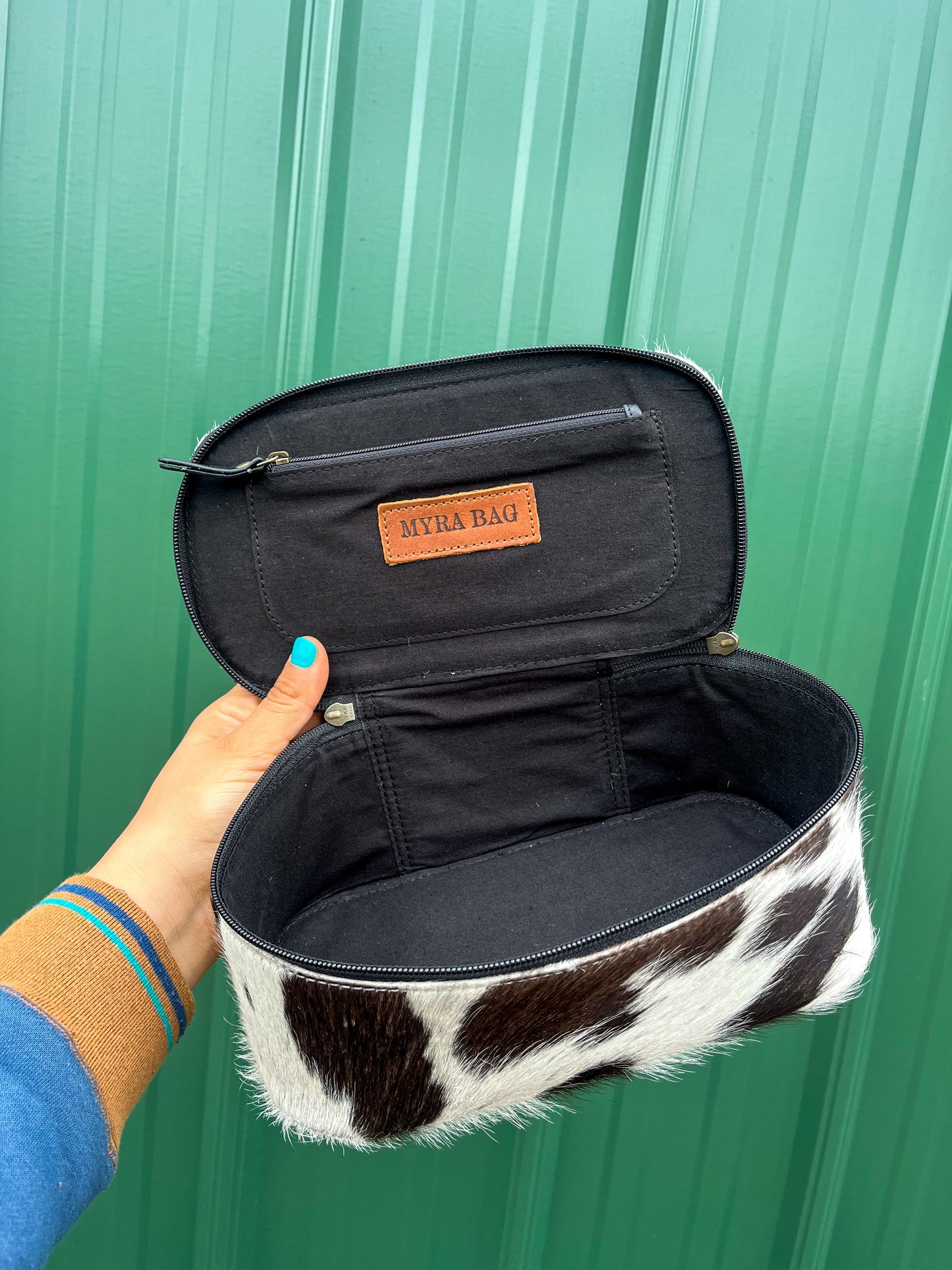 Cowhide Toiletry- Travel - black/white)*